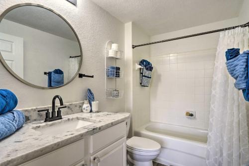 Bilik mandi di Airy Fort Myers Condo about 4 Mi to Beach!