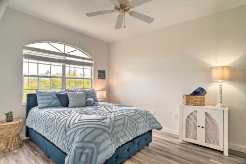 Katil atau katil-katil dalam bilik di Airy Fort Myers Condo about 4 Mi to Beach!