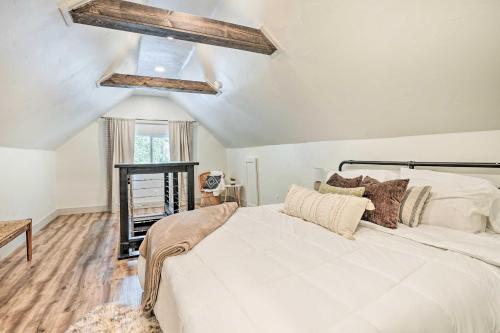 una camera da letto con un grande letto bianco in una stanza di Cozy Spokane Getaway Near Golfing and Skiing! a Spokane