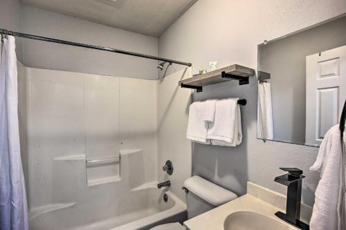 ein Bad mit einer Dusche, einem WC und einem Waschbecken in der Unterkunft Luxury Scottsville Retreat on 10 Acres! in Scottsville
