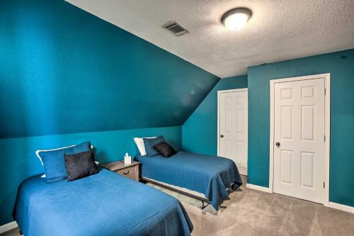 1 dormitorio con paredes azules y 2 camas en Luxury Scottsville Retreat on 10 Acres!, en Scottsville