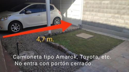 a car parked in a parking lot with a red arrow at Lo de Lucas in Olavarría