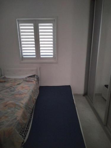 سرير أو أسرّة في غرفة في Privet place 65meter next to tlv
