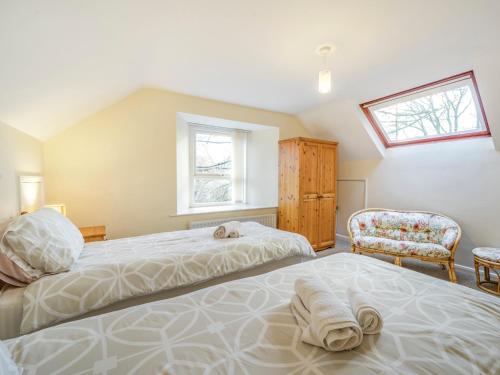 duża sypialnia z 2 łóżkami i oknem w obiekcie Galena w mieście Glenridding