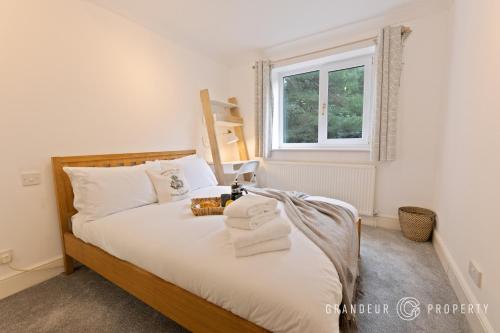 En eller flere senger på et rom på 2 bed, 2 bath apartment, balcony with sea and island views, parking - Island Views