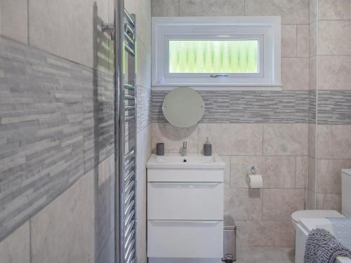 a bathroom with a sink and a window at Dykenamar in Kilchattan