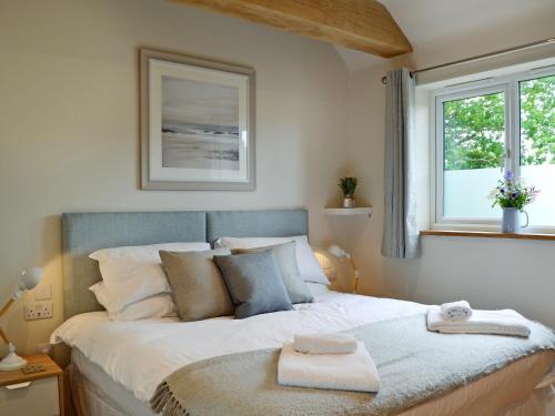 um quarto com uma cama grande com duas toalhas em Poachers View-ukc2488 em Mountfield