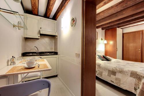 a small kitchen and a bed in a room at Leo APARTMENT LOC-03081 in Venice