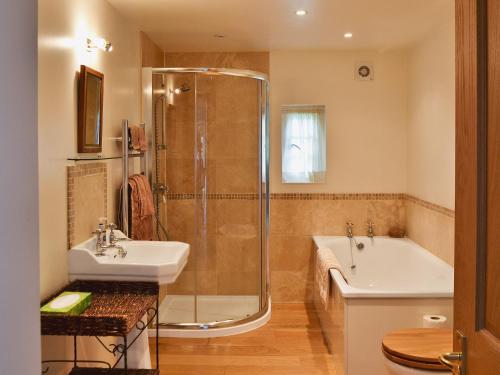 ein Badezimmer mit einer Dusche, einem Waschbecken und einer Badewanne in der Unterkunft Westerton Lodge - Srrh in Crieff