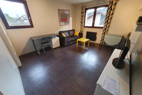 un salon avec un canapé et une table dans l'établissement Le Vy Elevé - Beau stutio proche du lac d'Annecy, à Annecy