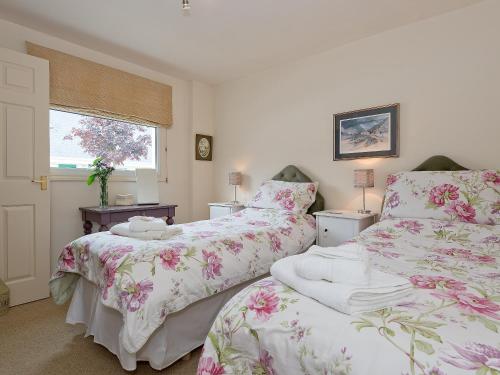 sypialnia z 2 łóżkami i oknem w obiekcie Jubileum Lodge uk27999 w mieście Watton