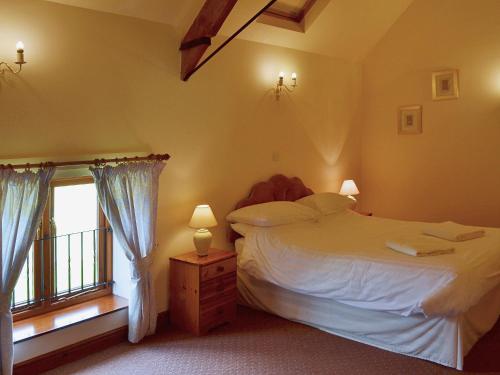 1 dormitorio con cama y ventana en The Granary, en Somersal Herbert