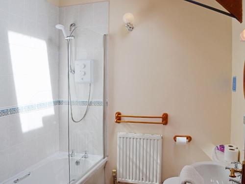y baño con ducha, aseo y lavamanos. en The Granary, en Somersal Herbert