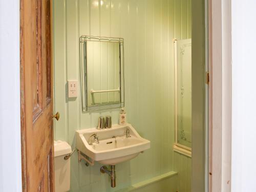 ロストウィジエイにあるStable Cottageのバスルーム(洗面台、鏡付)