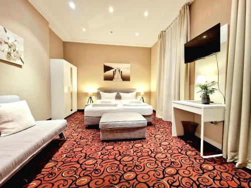 アシャッフェンブルクにあるHofgarten Apartmentsのベッド2台と机があるホテルの部屋