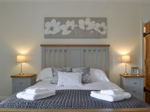 ein Schlafzimmer mit einem Bett mit zwei Kissen darauf in der Unterkunft Ling Farm Cottage in Holmewood