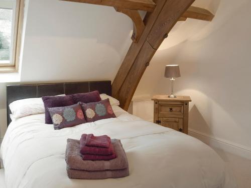 - une chambre avec un lit blanc et des serviettes dans l'établissement St Albans Church - 28165, à Treherbert