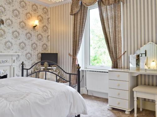 シルバーデールにあるRock Villasのベッドルーム1室(ベッド1台、窓、ドレッサー付)