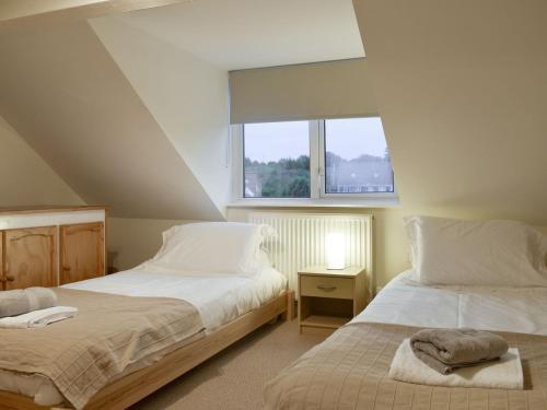 - une chambre avec 2 lits et une fenêtre dans l'établissement The Boat Yard, à Whitby