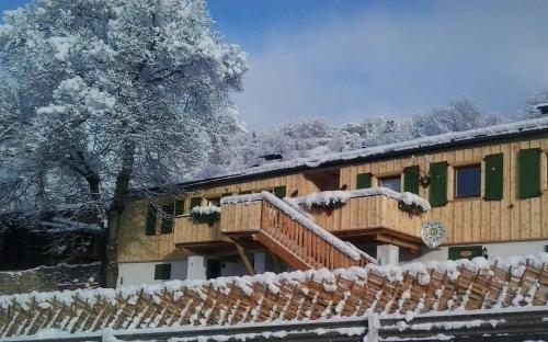 une maison recouverte de neige avec un toit dans l'établissement Jägerchalet, à Uttendorf