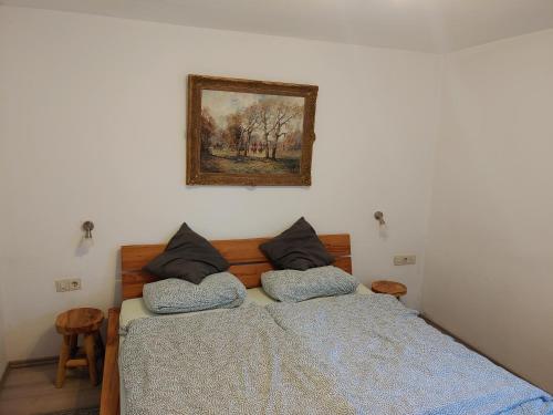インツェルにあるFerienwohnung Alpina Inzellのベッドルーム1室(ベッド2台付)が備わります。壁に絵が描かれています。