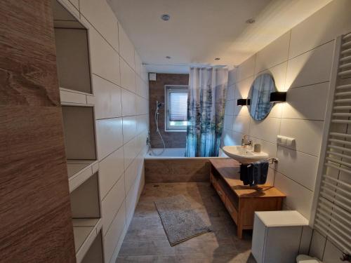 ein Bad mit einem Waschbecken, einem WC und einer Dusche in der Unterkunft Ferienwohnung Berghäusl in Bischofswiesen