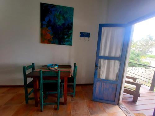 jadalnia ze stołem i niebieskimi drzwiami w obiekcie Departamentos valles calchaquies w mieście Cafayate