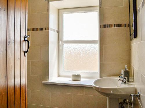 La salle de bains est pourvue d'un lavabo et d'une fenêtre. dans l'établissement Mullhill, à Ardwell