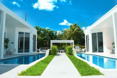 una imagen de una piscina en una villa en Men only clothing option guesthouse near Wilton Manors en Fort Lauderdale
