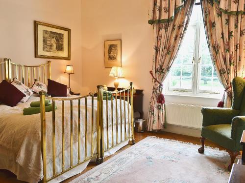 een slaapkamer met een wieg en een raam bij Luppincott Chambers - Hpps in Bideford