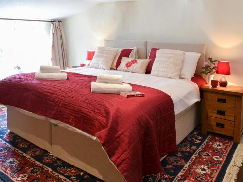 ein Schlafzimmer mit einem großen Bett mit Handtüchern darauf in der Unterkunft Lynches in Parkham
