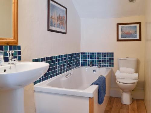 ein Badezimmer mit einer Badewanne, einem Waschbecken und einem WC in der Unterkunft Lynches in Parkham