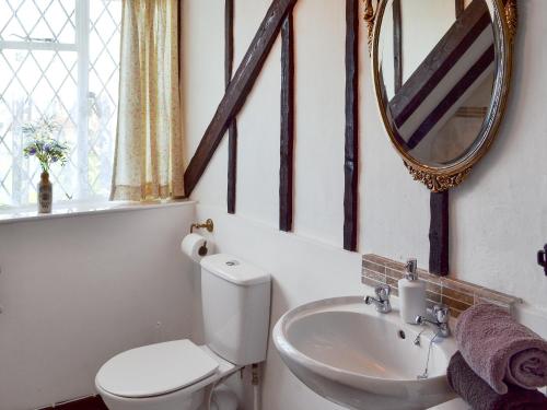 StoneにあるRose Cottageのバスルーム(トイレ、洗面台、鏡付)
