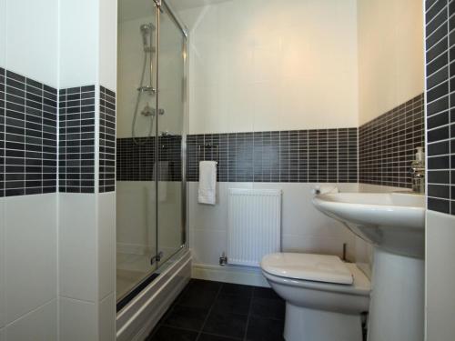 聖梅瑞恩的住宿－6 Jubilee Close，浴室配有卫生间、盥洗盆和淋浴。