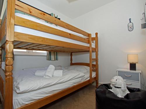 聖梅瑞恩的住宿－6 Jubilee Close，卧室配有带白色床单的双层床