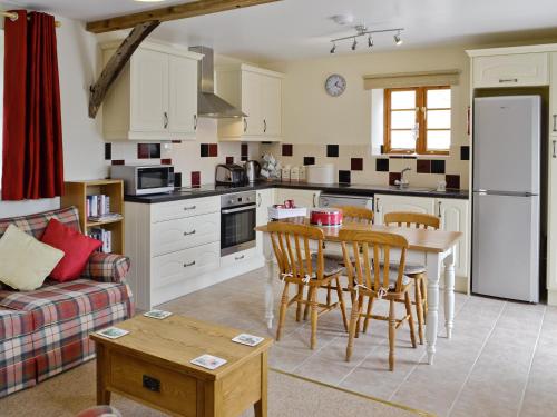 cocina y sala de estar con mesa y sillas en Casterbridge - 29955, en Wootton Glanville
