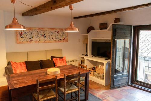 a living room with a table and a couch at Cuencaloft Casa S-XVII "La Catedral" in Cuenca