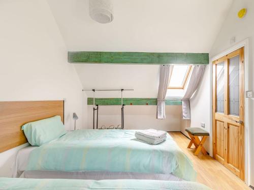 um quarto com uma cama grande e uma janela em Lister Suite - Uk38333 em Halifax