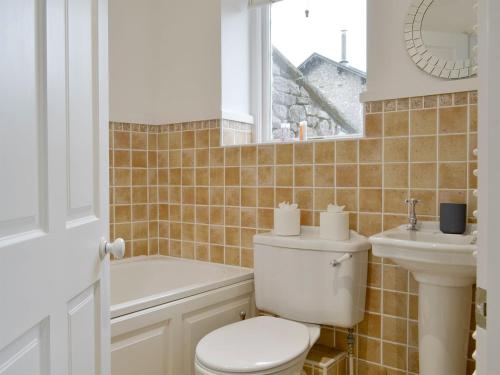 La salle de bains est pourvue de toilettes et d'un lavabo. dans l'établissement Leyfield Coach House, à Kirkby Lonsdale