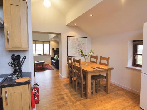 een keuken en eetkamer met een tafel en stoelen bij Bryn Menai - Hw7573 in Llanddeiniolen