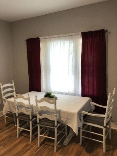Φωτογραφία από το άλμπουμ του Historic 1920 Bungalow Minutes from DTSP σε St Petersburg