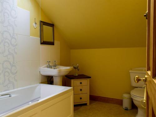 ein Bad mit einem Waschbecken und einem WC in der Unterkunft Mange-tout Maison - Uk32607 in Manton