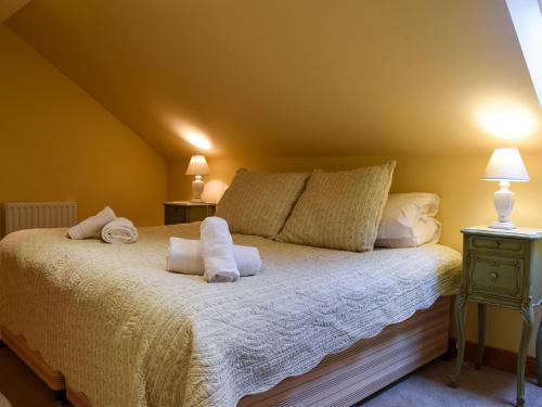 ein Schlafzimmer mit einem Bett mit Handtüchern darauf in der Unterkunft Mange-tout Maison - Uk32607 in Manton