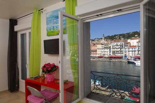 Studio 2ème étage vue sur Quai et Mont Saint Clair