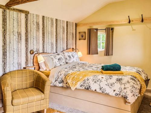 Un pat sau paturi într-o cameră la Walnut Lodge