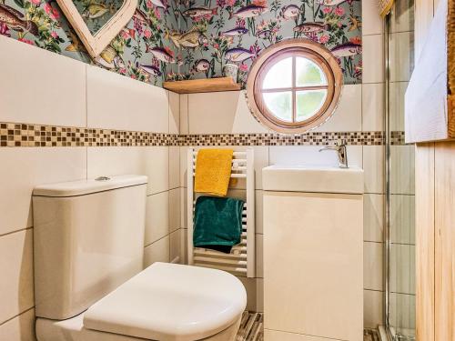 uma pequena casa de banho com WC e lavatório em Walnut Lodge em Wells