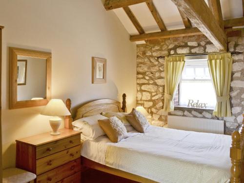 フランボローにあるSeagull Cottageのベッドルーム1室(ベッド1台、ドレッサー、窓付)
