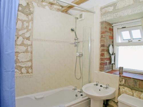 フランボローにあるSeagull Cottageのバスルーム(洗面台、トイレ、シャワー付)