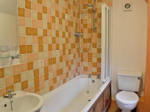 Ett badrum på Blackberie Cottage - E2389