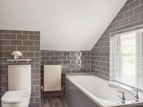 a bathroom with a bath tub and a toilet at Laurel Farm in Rolstone